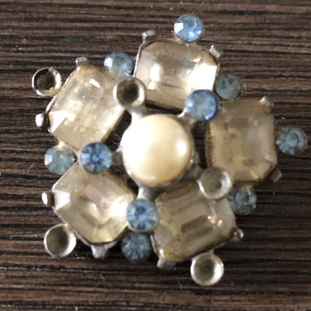 Vintage blue & white flower brooch (tiny Flaw)